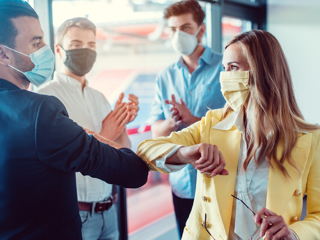 Arbeitnehmer mit Maske