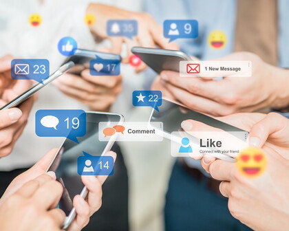 Hände am Handy auf Facebook