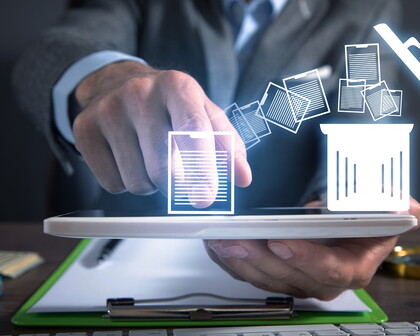 Mann löscht Inhalte