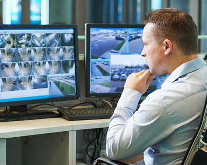 Mann in Raum mit Videoüberwachung