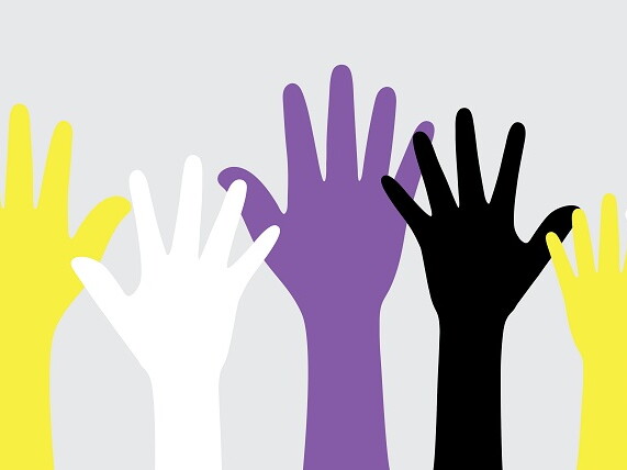 Hände in den Farben der Flagge des nicht binären Geschlechts