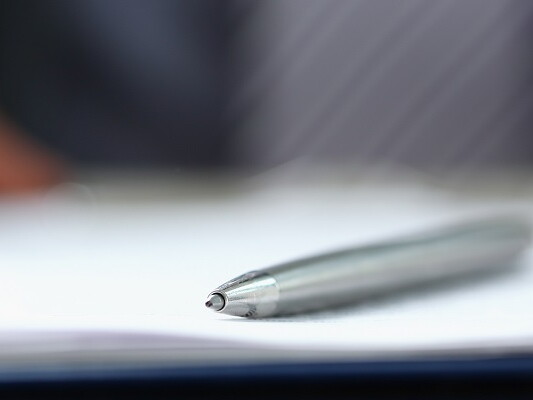 Stift auf Buch