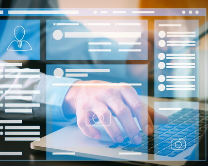 Hand auf Tastatur mit Grafik von Daten im Vordergrund