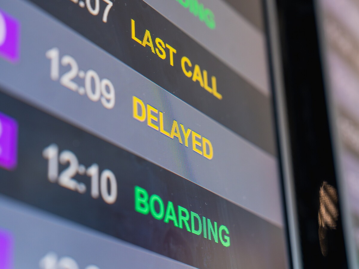 Flugverspätung - Anzeige am Flughafen