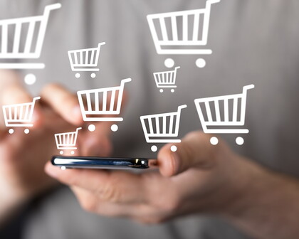 Mensch bestellt online über smartphone