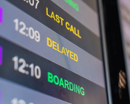 Flugverspätung - Anzeige am Flughafen