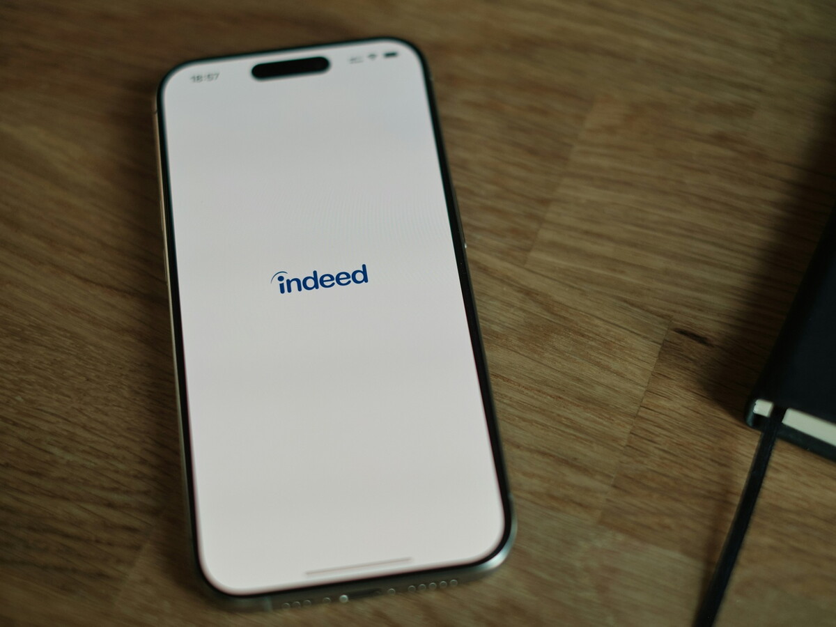 Smartphone mit geöffneter Indeed-App