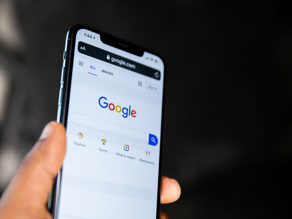Smartphone mit geöffneter Google-Suchseite, Symbolbild zur Einführung des neuen KI-Suchmodus in Deutschland