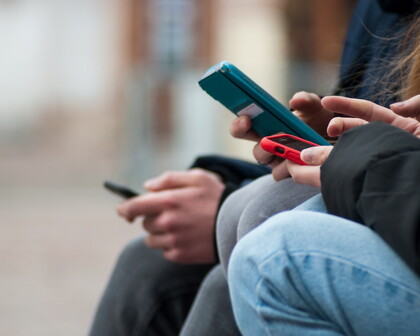 Junge Personen nutzen einen Social-Media-Feed auf dem Smartphone
