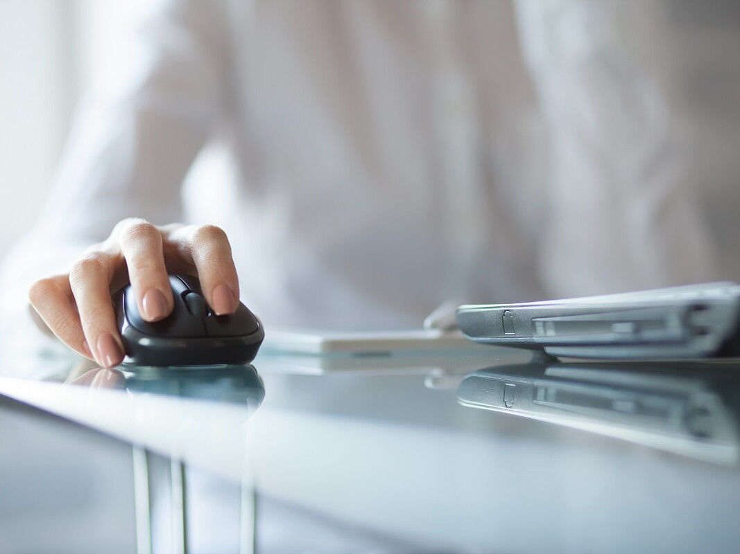 Frau am Schreibtisch