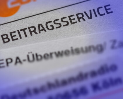 Brief mit dem Schriftzug "Beitragsservice", der die Zahlungsaufforderung für den öffentlich-rechtlichen Rundfunkbeitrag in Deutschland dokumentiert