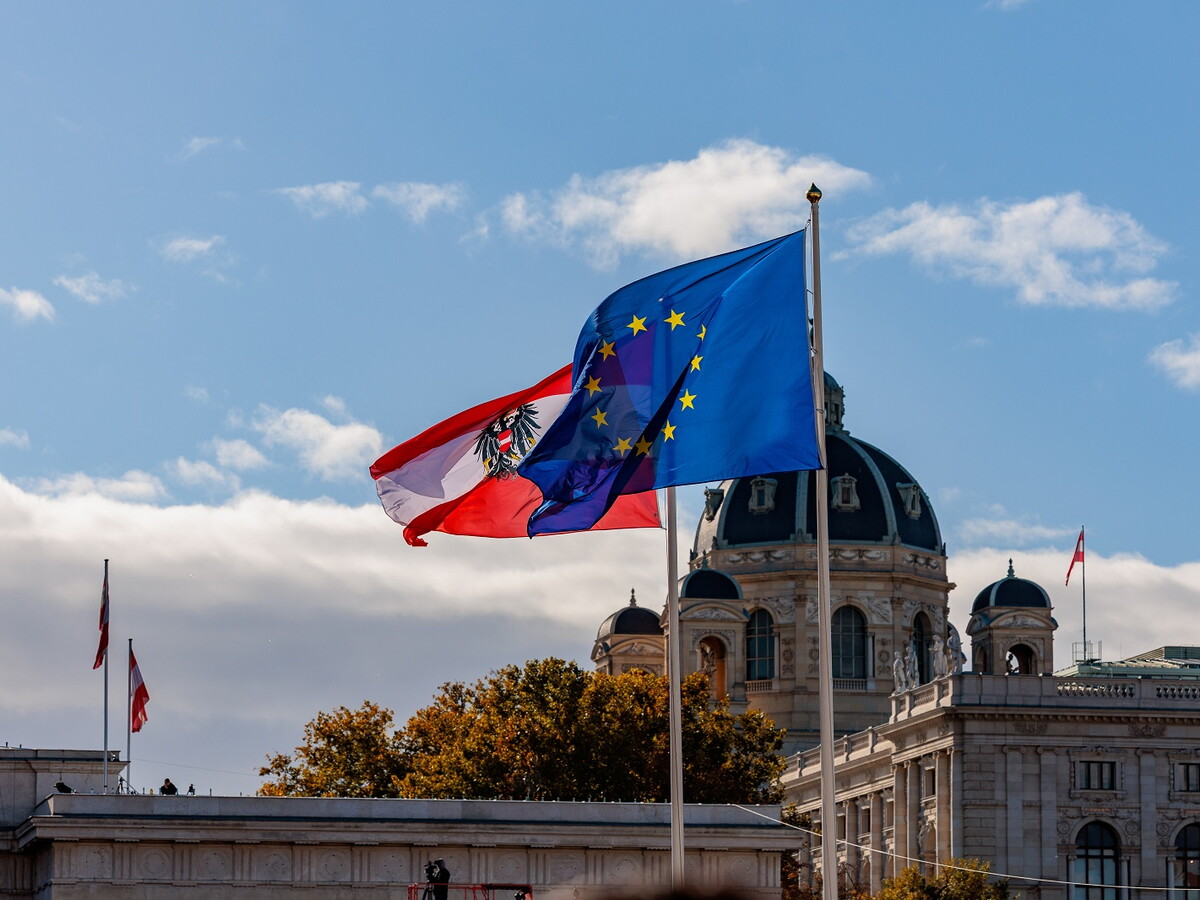 Österreichische Flagge neben der Flagge der Europäischen Union