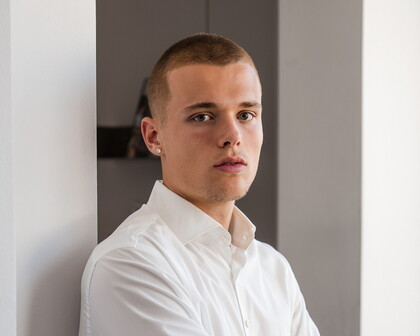 Porträt von Jonas Völker bei Mueller.legal