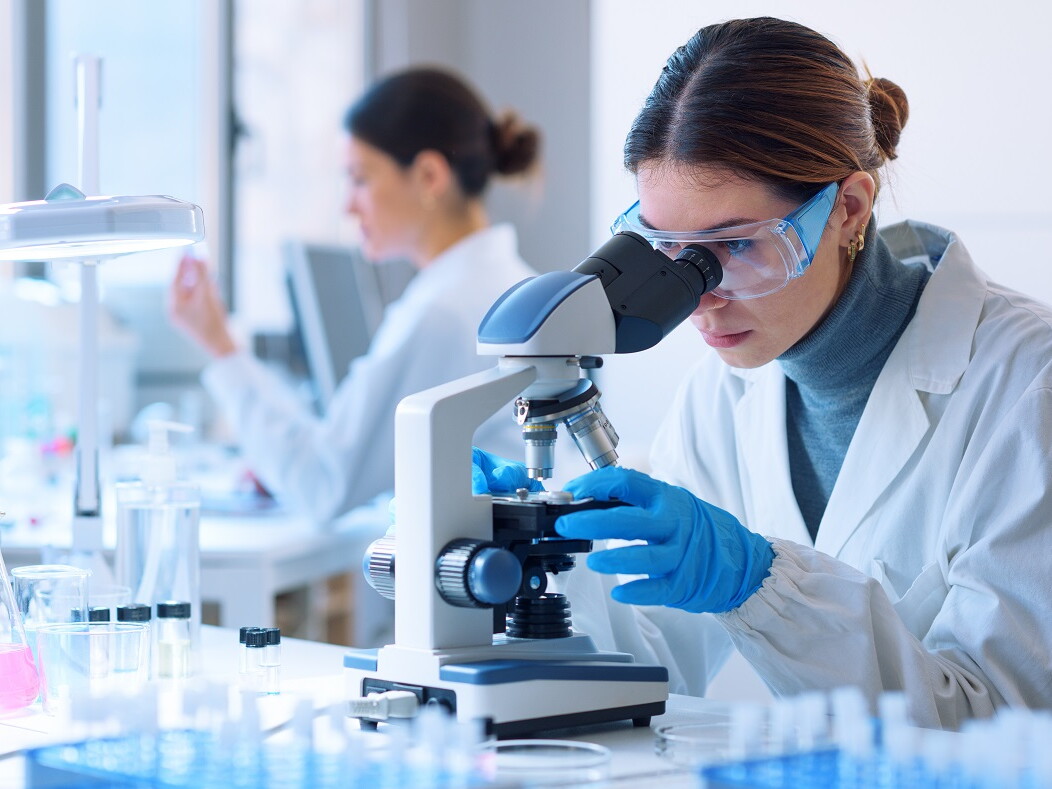 Wissenschaftler forschen im Labor mit dem Mikroskop