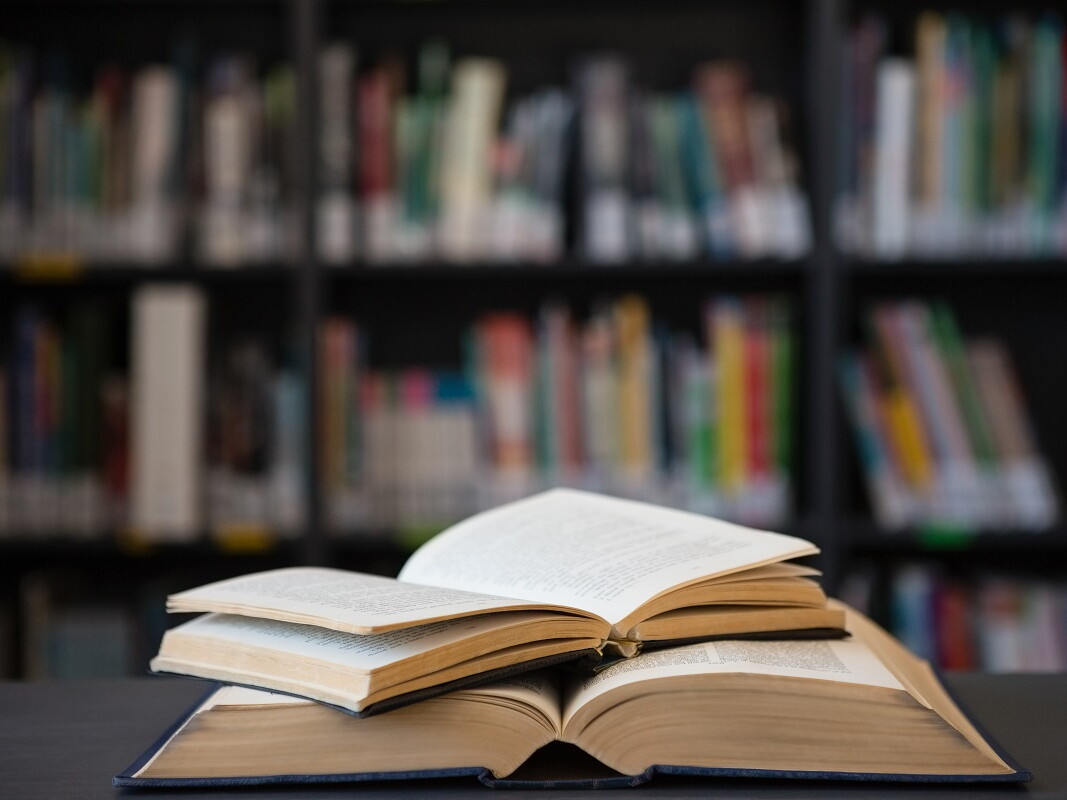 Bücher gestapelt