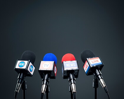 Pressekonferenz mit Mikrofonen