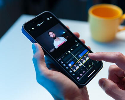 Social-Media-Video Bearbeitung mit Musik auf dem Smartphone als Symbol für eine NIMROD-Abmahnung wegen Musiknutzung auf Instagram.