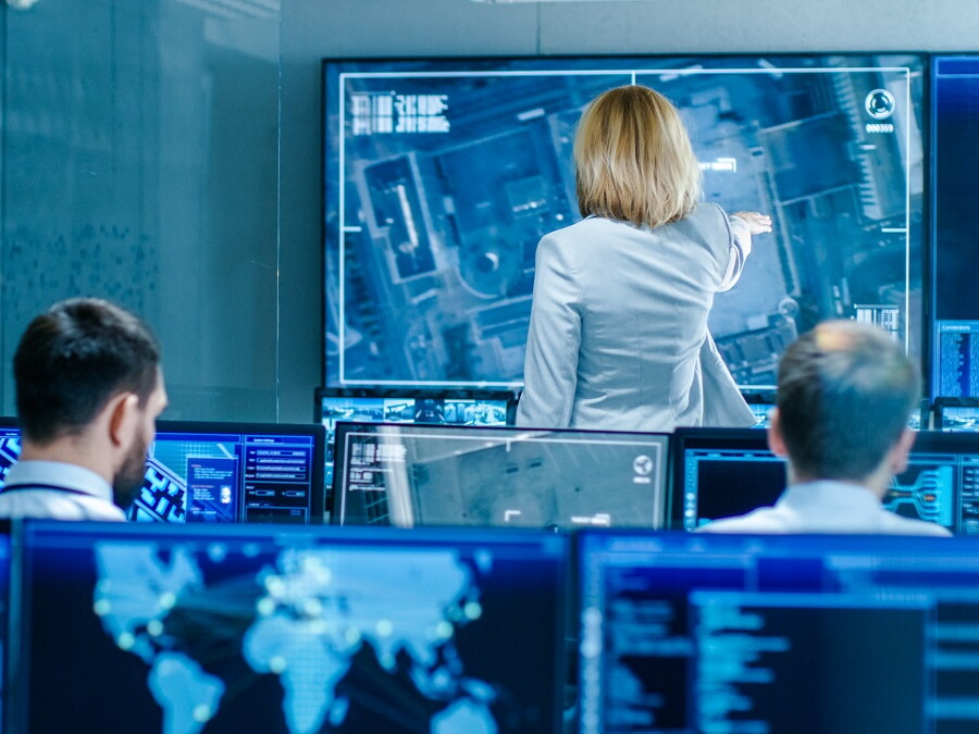 Menschen im Raum an Bildschirmen