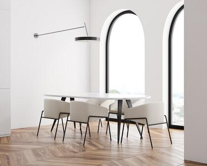 Stahltisch mit weißen Stühlen